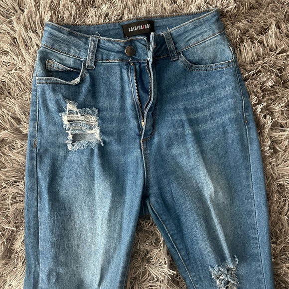 Distressed blue jeans - Picture 4 of 8
